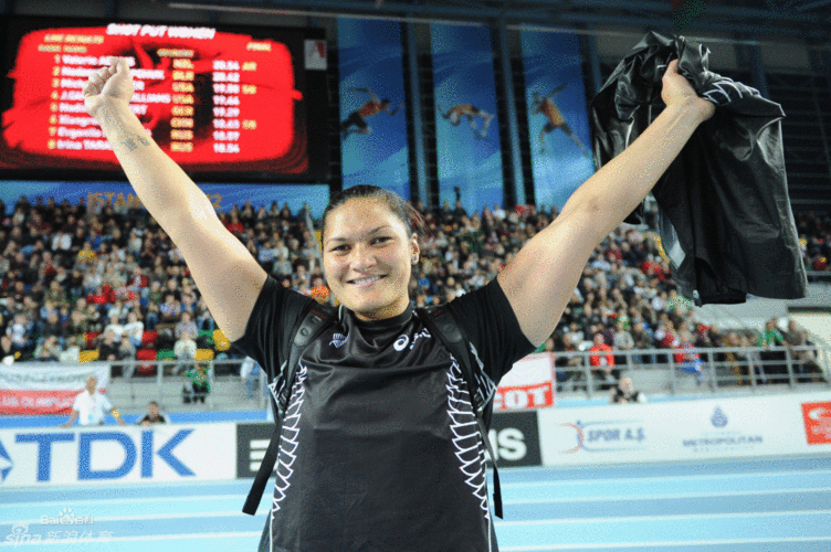 瓦莱丽·亚当斯