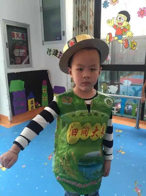 废物利用哦.(妈妈用大米袋子给我做的衣服哦)