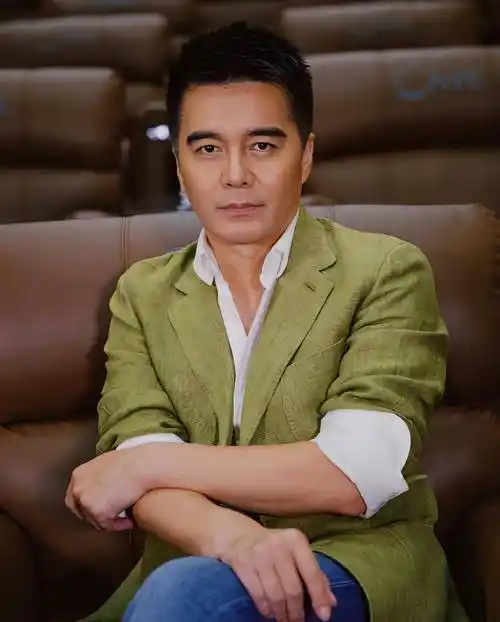 1997年,许亚军遇到了一个叫做张晞的女演员,她也是他的粉丝之一,在