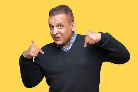 微笑着英俊的中年男人,在孤立的背景下,自信地微笑着,用手指指着自己