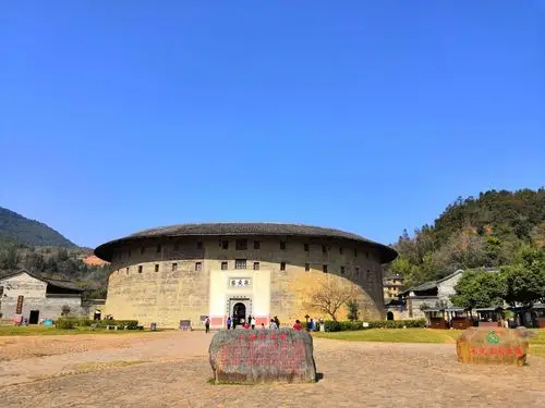 振成楼,按八卦观念结构建造,卦与卦之间设防火墙,它像其他土楼一样坐