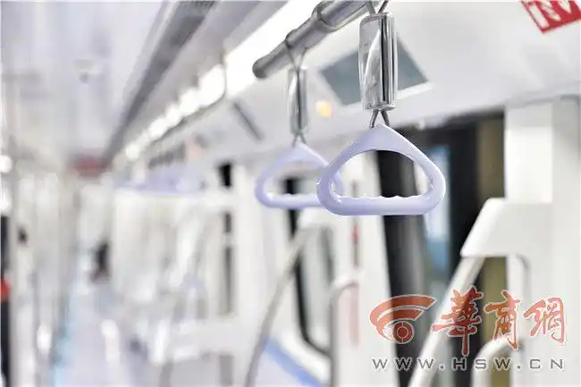 西安地铁5号线横版扶手拉环vs常见竖版 你更喜欢哪种?