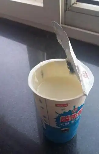 大润发售卖长毛迎春乐酸奶? 顾客饮后不舒服