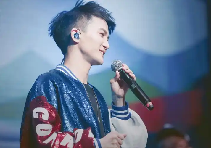 同样是当演唱会嘉宾,为何华晨宇被喊"下去",周深却迎来欢呼?