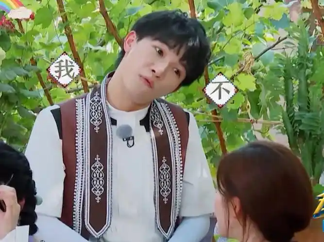 跑男周深赵露思两个小可爱的对话