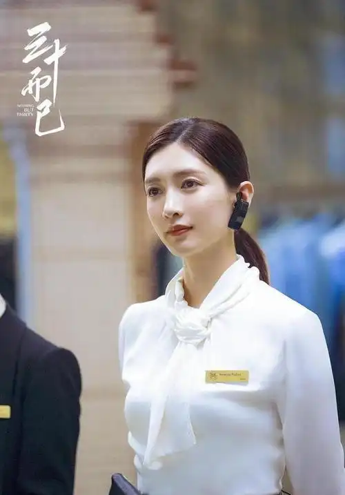 事实证明,王传君说的没错,36岁的江疏影,就是个"平庸"的美女