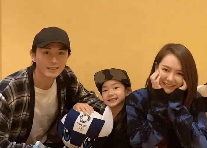 原创李承铉亲自接戚薇下班7岁lucky活泼可爱一家三口同框超温馨