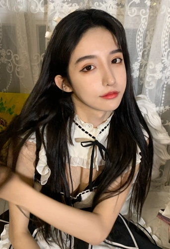 女装大佬艾比晒女仆装却没想到男性特征太明显终于像个男人了