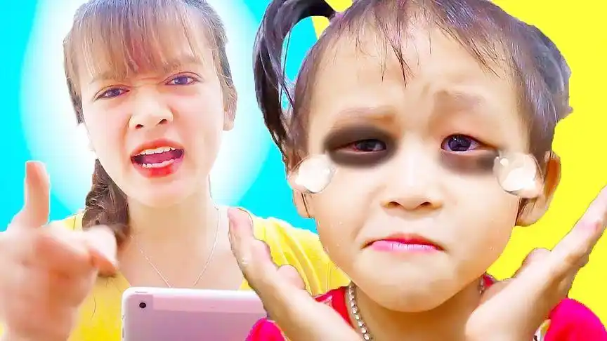 小萝莉玩手机成熊猫眼,妈妈教育后再也不玩了,好孩子要听话