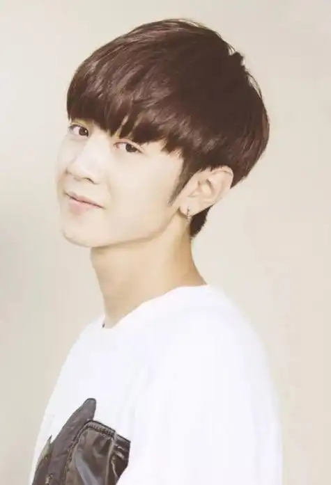 首页 女生发型 刘海 碎发刘海怎么剪显帅气 帅到离谱的男生短发欣赏