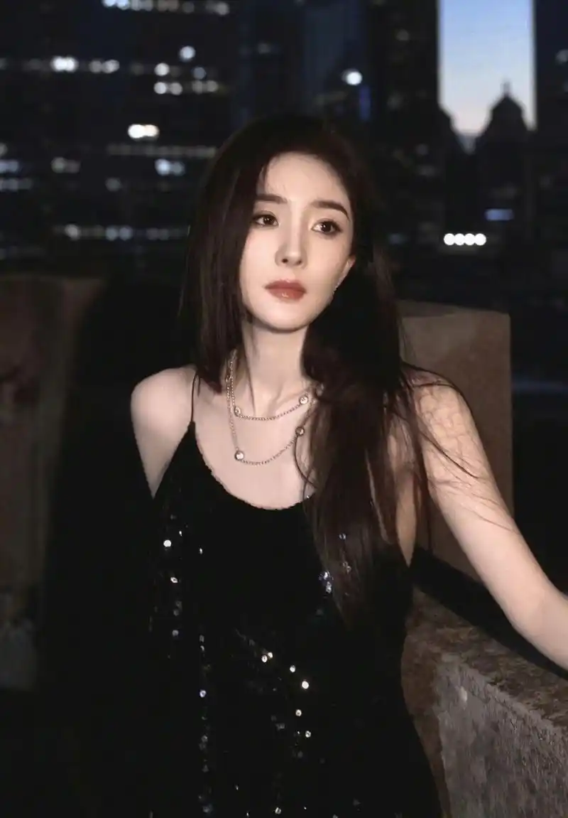 杨幂暗夜精灵,昨晚杨幂亮相gq活动,身穿一袭春夏高定吊带亮片裙勾勒
