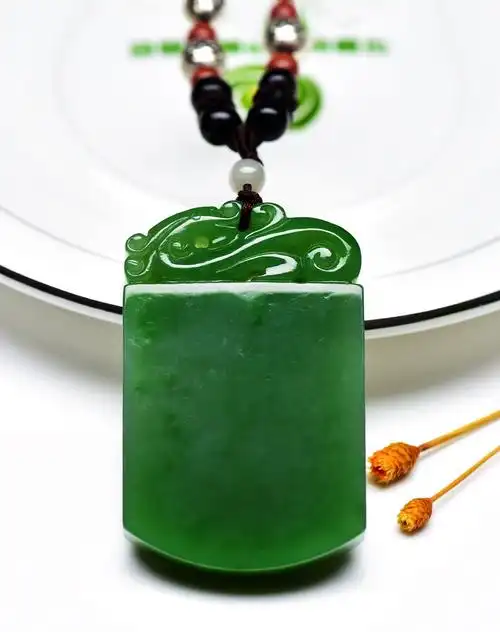 碧厚精雕天然和田碧玉平安无事龙头牌(附权威证书)