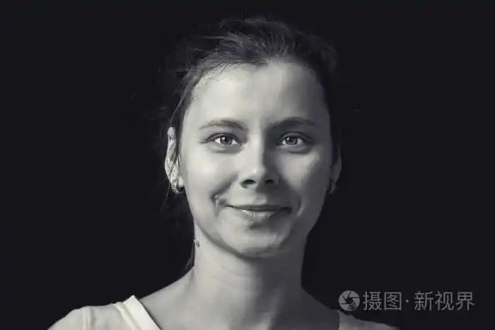 黑色背景下的年轻女子的黑白肖像自然的人脸与现实的情感复古风格肖像