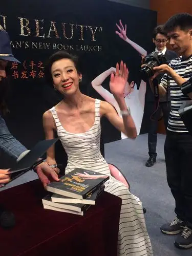 刘岩新作发布英文版 杨澜陈鲁豫龚琳娜学手舞【2】