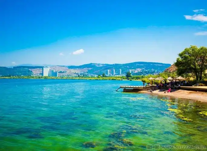 抚仙湖的主景区叫禄充 ,里面的配套设施很完善,可以坐游船去湖上玩