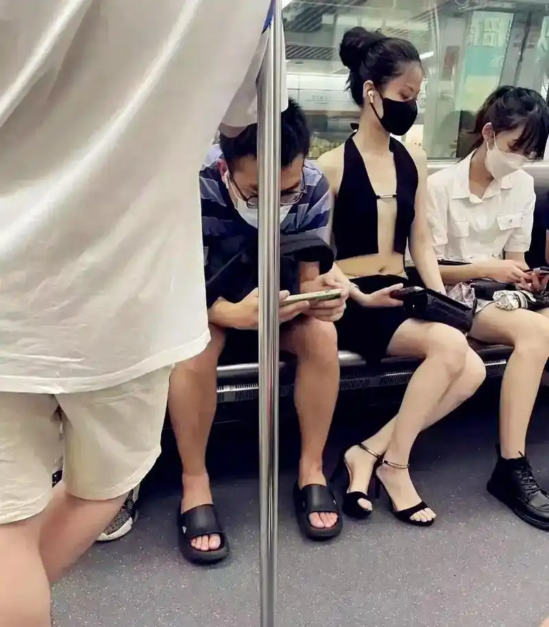 穿着高跟鞋,这才是真正的男人 #搞笑趣味图