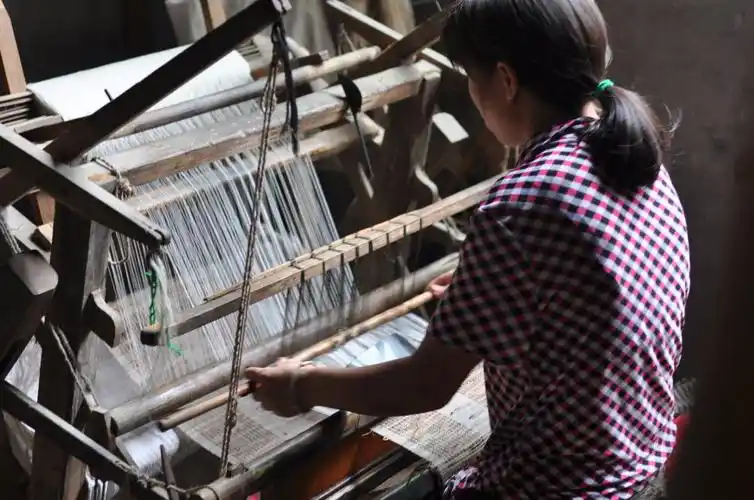 渐渐远去的老物件—传统手工织布机