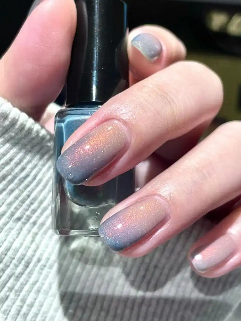 冷色系美甲的魅力探索  最近浙江地区的天气逐渐呈现出秋季的迹象,这