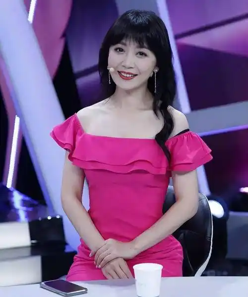 外来媳妇本地郎黄菲,戏中与阿耀恩爱十几年,戏外有一段失败婚姻_钱莹