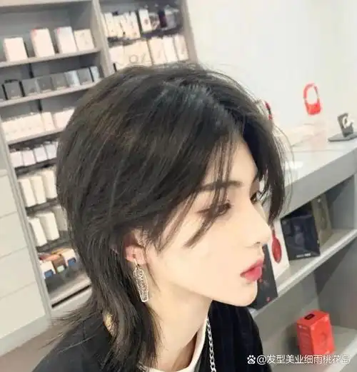 狼人鲻鱼头,甜又酷,这款发型特别流行,非常适合有个性的女生和男生.