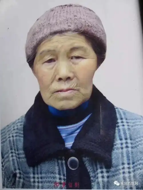 与家属沟通得知,老人走失时,带的正是照片中的这顶毛线帽