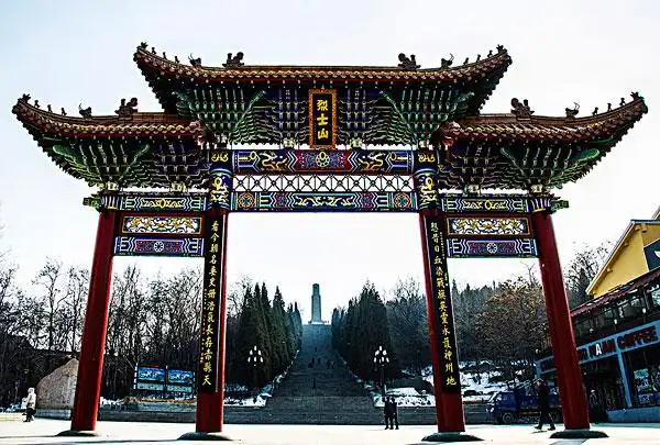 鞍山烈士山牌楼门