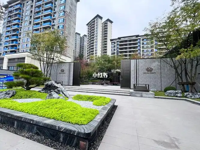 有一点喜欢这种一点点中式风格的大门呢