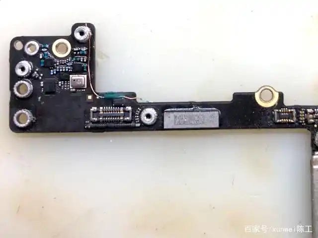 iphone 8p修4g信号导致wifi偏弱,师傅一根飞线10多条热点满格了