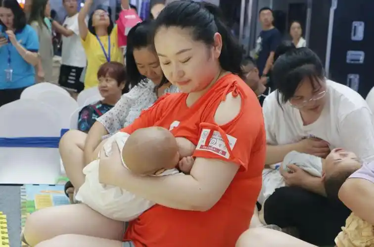 凤凰妇产助力2019世界母乳喂养周哺乳快闪倡导母乳喂养