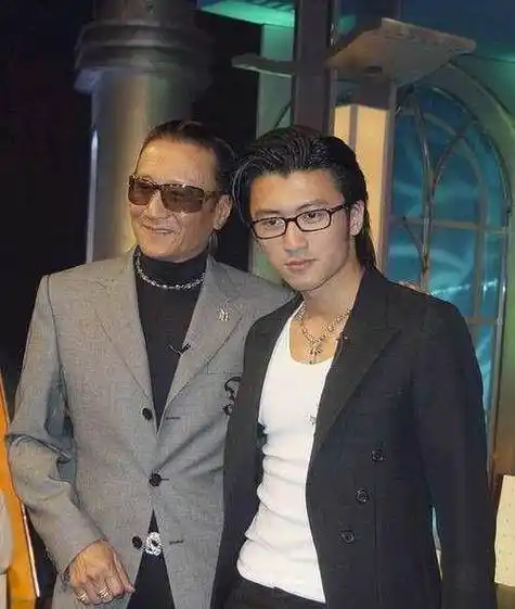 谢霆锋退籍后牵出7人名单,刘亦菲砸70万也难逃一劫_国籍_加拿大_网友