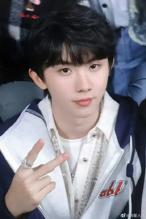 时代少年团晒收工照