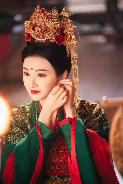 景甜古装婚服造型明艳动人 凤冠霞帔华丽大气_婚礼_传统_文化