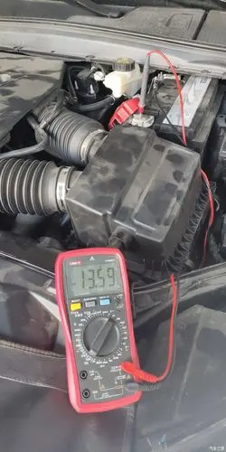 检测发电机电压.