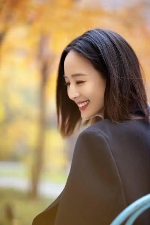 张钧甯拒绝当"阿姨",穿西装 抹胸裙飒爽又性感,直角肩太优越