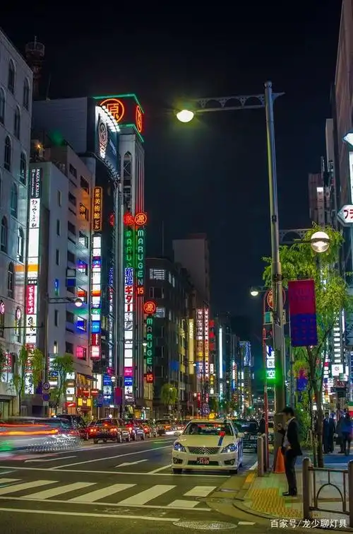 繁华的街道夜景