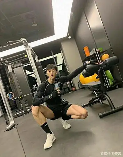 健身房里爱自拍的肌肉男,阳光帅气的运动男生都是这么招人喜欢吗