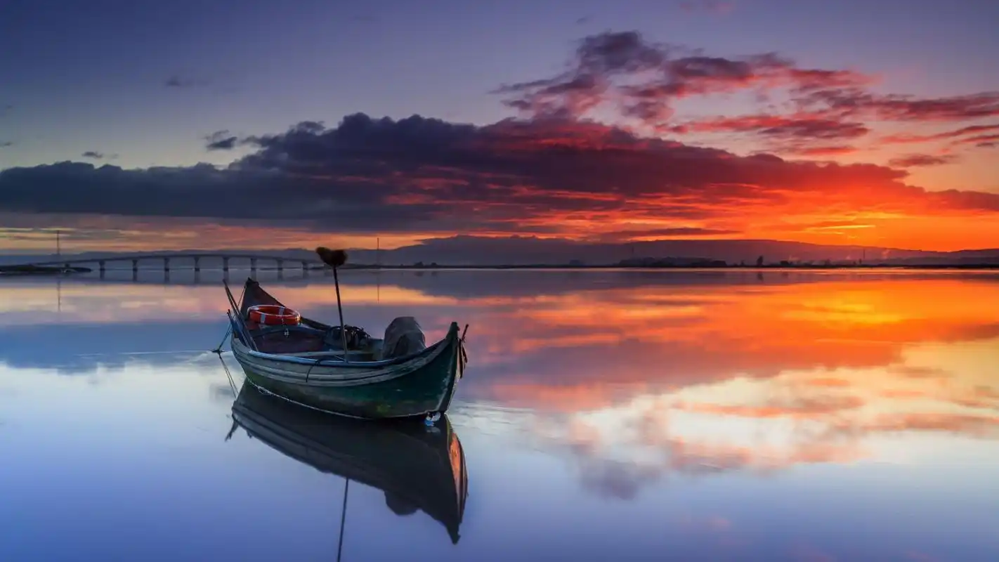 河上的小船风景摄影高清宽屏桌面壁纸