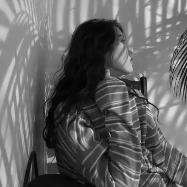 美女头像伤感落寞孤独女生意境图片