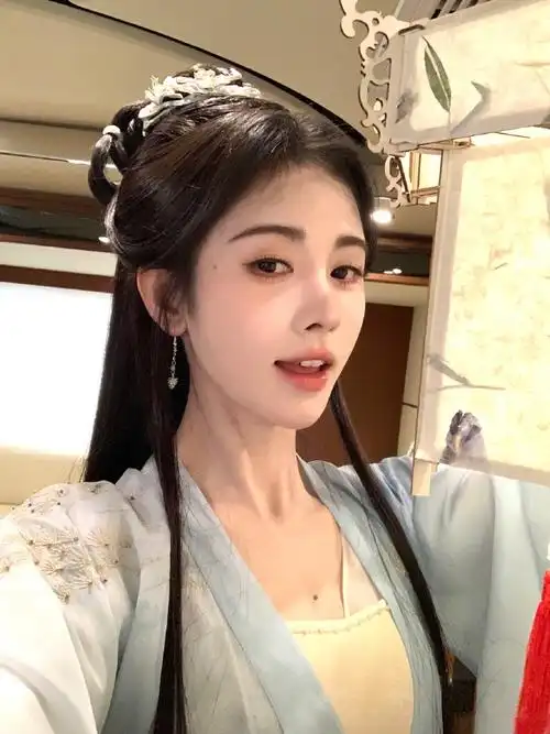 鞠婧祎元宵古装营业照