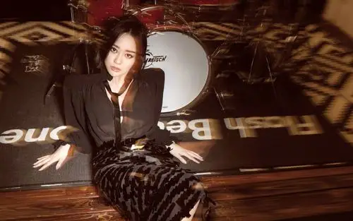 张靓颖短发性感高清桌面壁纸