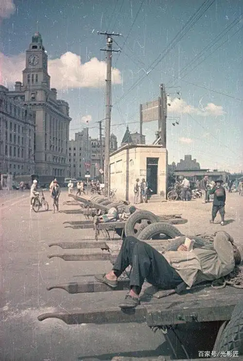 罕见彩色老照片:新中国1950年的上海街头,外滩行人外白渡桥风景