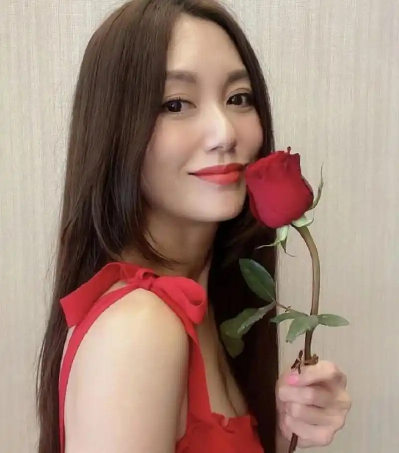 郭妃丽出生于新加坡,祖籍广东潮汕地区,新加坡女演员,歌手.