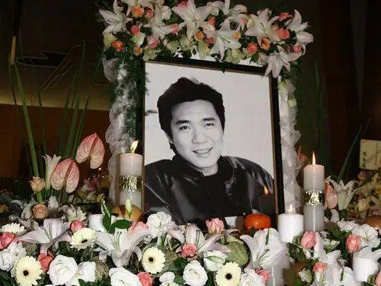 图:葬礼现场来了很多的圈内艺人,包括:王伟忠,罗大佑,蔡琴,李宗盛