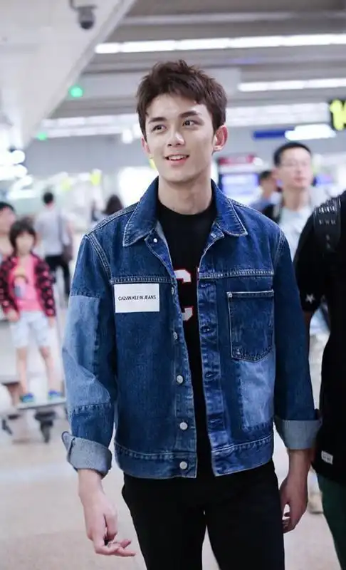 众多男明星都穿起了这外套,当今最流行的款式,搭个休闲裤很文艺|牛仔