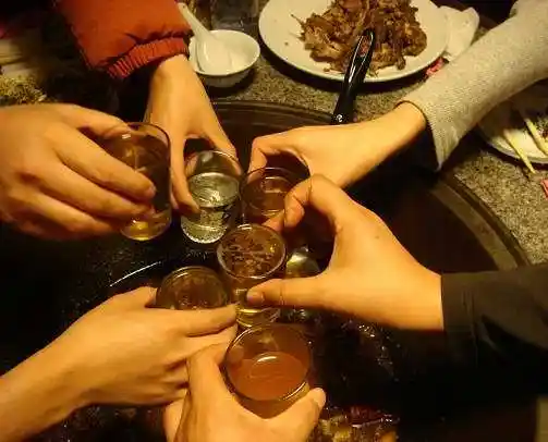 相较于其他城市,北京的饭局最容易招集,这跟这座城市中异乡人的飘摇