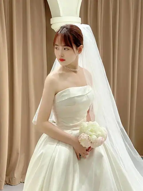 简约却不简单的法式抹胸婚纱缎面婚纱