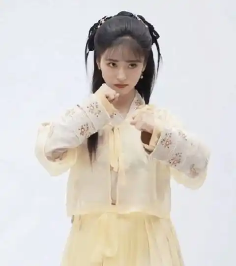 沈月古装太有灵动了尤其合适这种港风武侠装版显得眉眼尤其抓人更难得