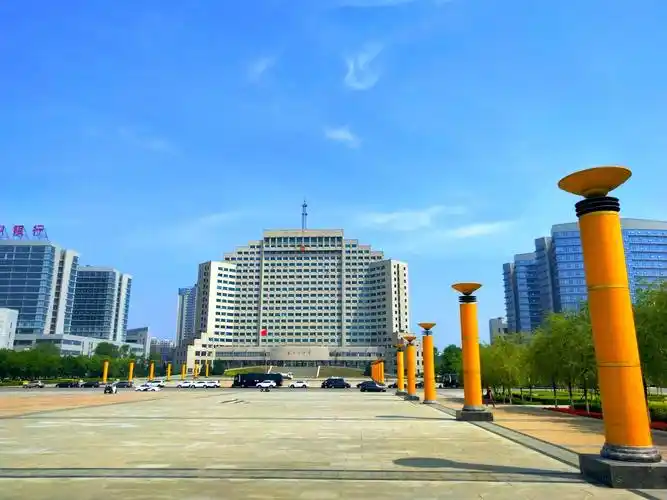 这里的风景美伦美奂— 雅馨手机拍于抚顺市政府广场河堤路