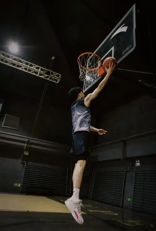 白敬亭打篮球随拍曝光运动服叠穿帅气十足