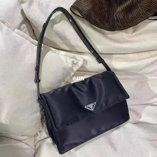 prada斜挎尼龙包